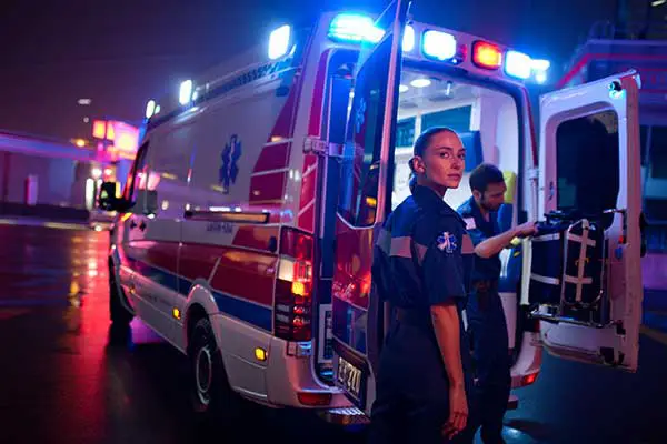 Conductores profesionales recibiendo entrenamiento práctico en conducción segura de ambulancias y atención prehospitalaria.
