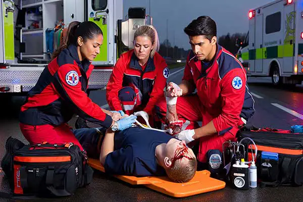 Equipo de paramédicos y personal de salud realizando simulación avanzada de atención al trauma en carretera durante el curso ITLS virtual, dirigido a técnicos en APH, brigadistas, profesionales de la salud y primeros respondedores.